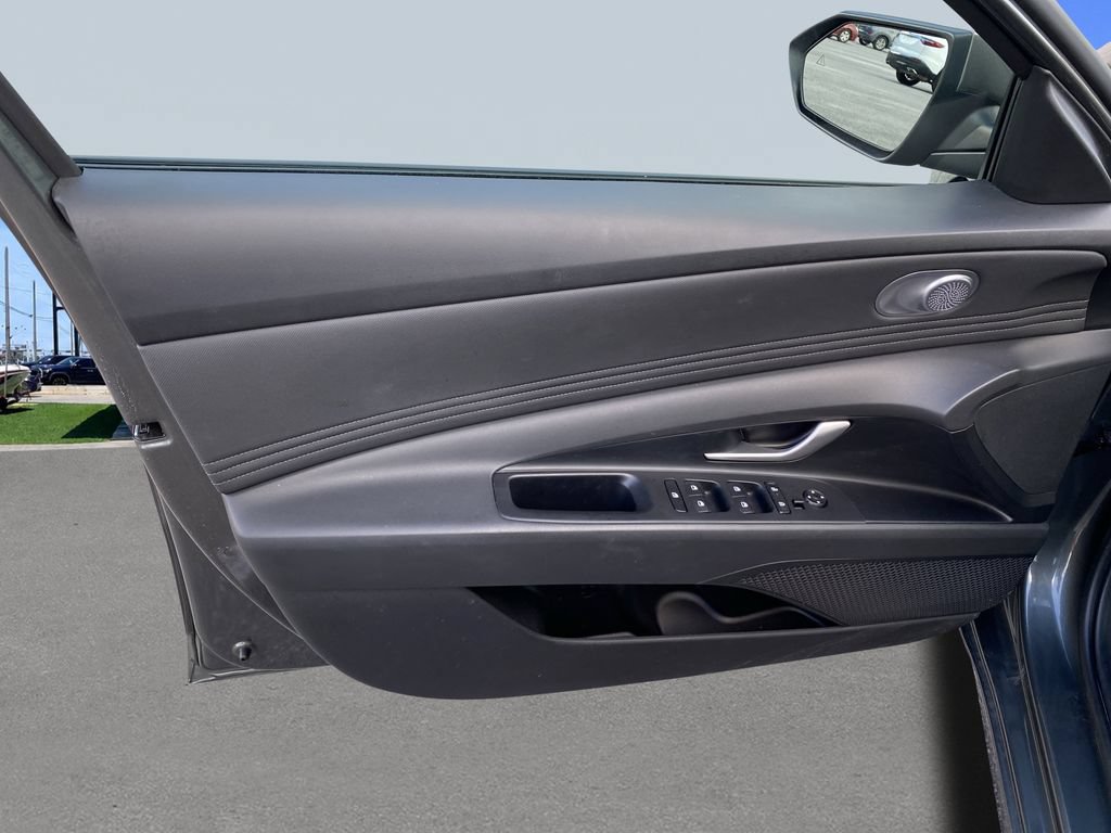 Certified 2025 Hyundai Elantra SEL FWD image 17