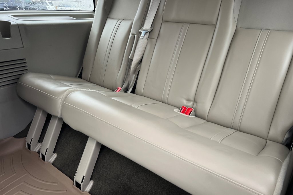 Used 2016 Lincoln Navigator Select image 12