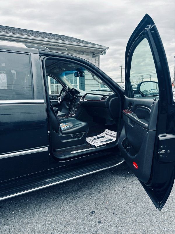 Used 2013 Cadillac Escalade ESV Luxury image 7