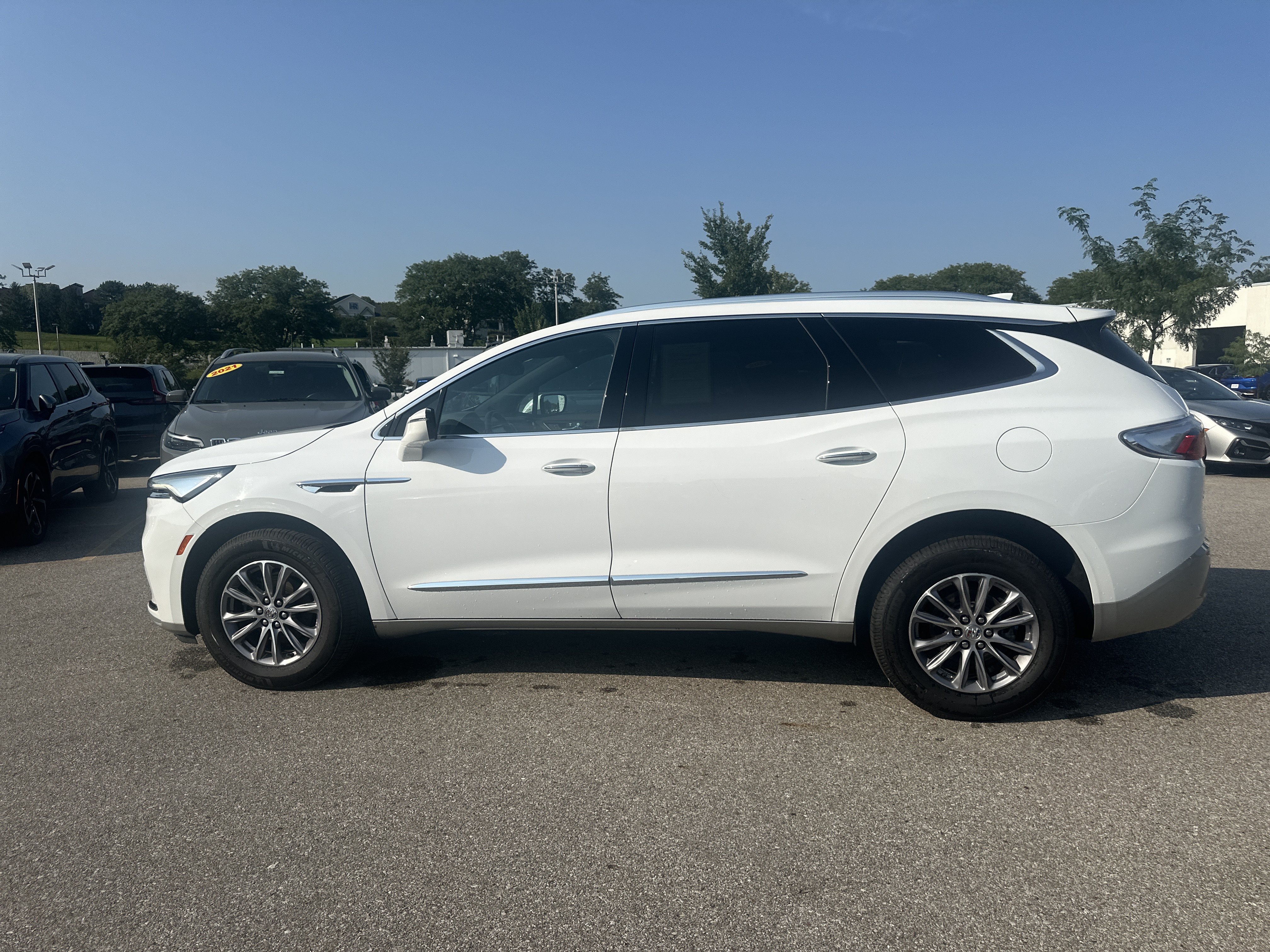 Used 2024 Buick Enclave Essence AWD/4WD image 6