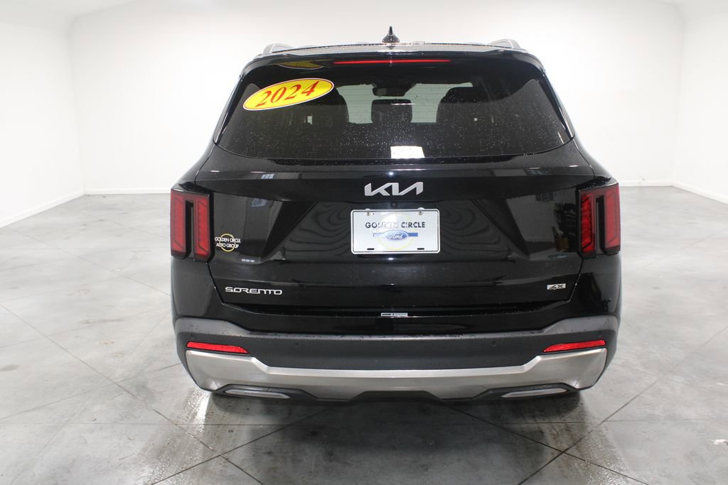 Used 2024 Kia Sorento S image 8