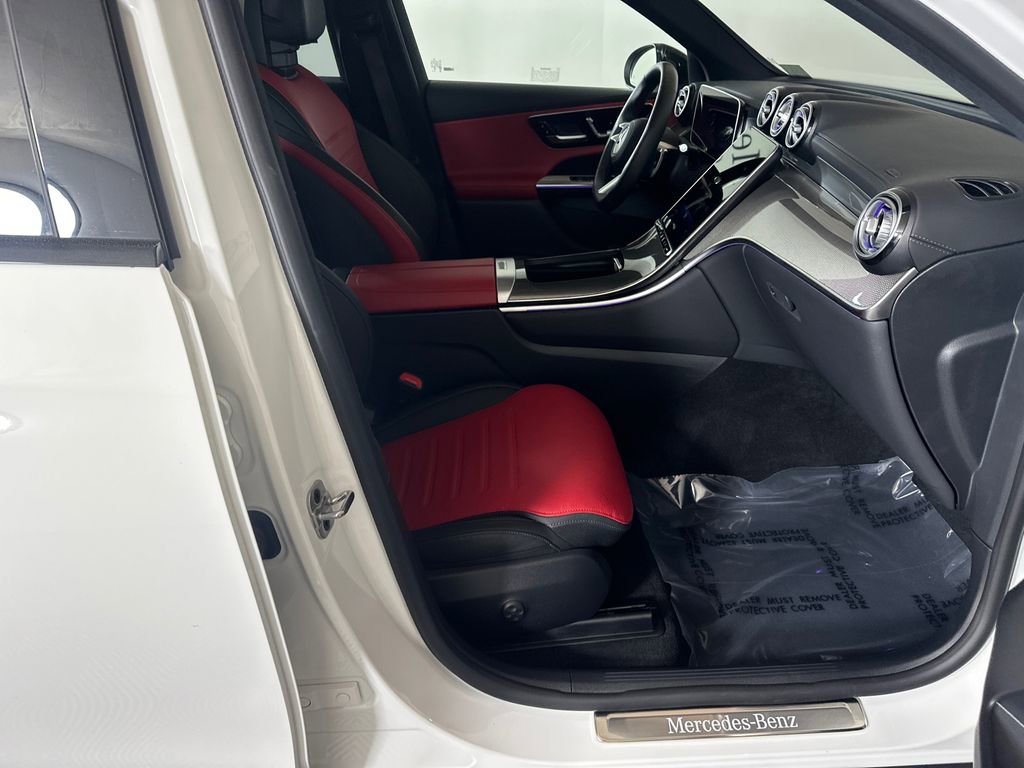 Used 2025 Mercedes-Benz GLC 300 4MATIC image 14