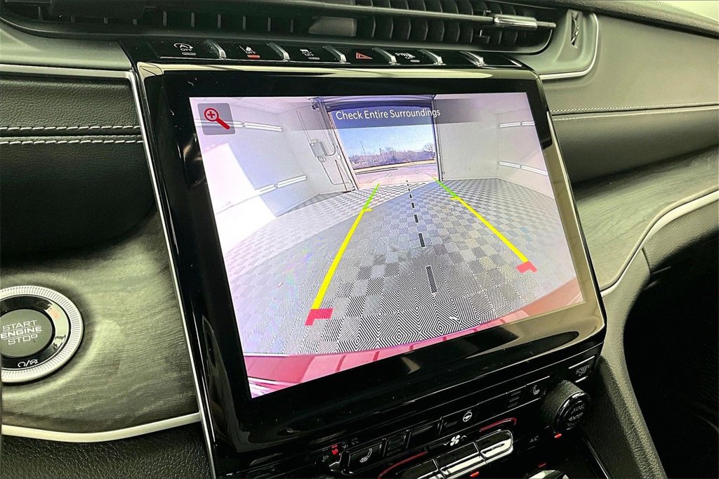 Used 2023 Jeep Grand Cherokee Limited w/ Black Appearance Package image 21