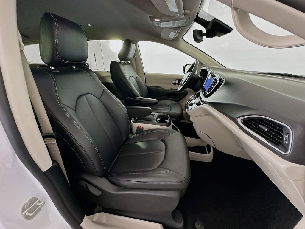 Used 2024 Chrysler Pacifica Touring-L image 27