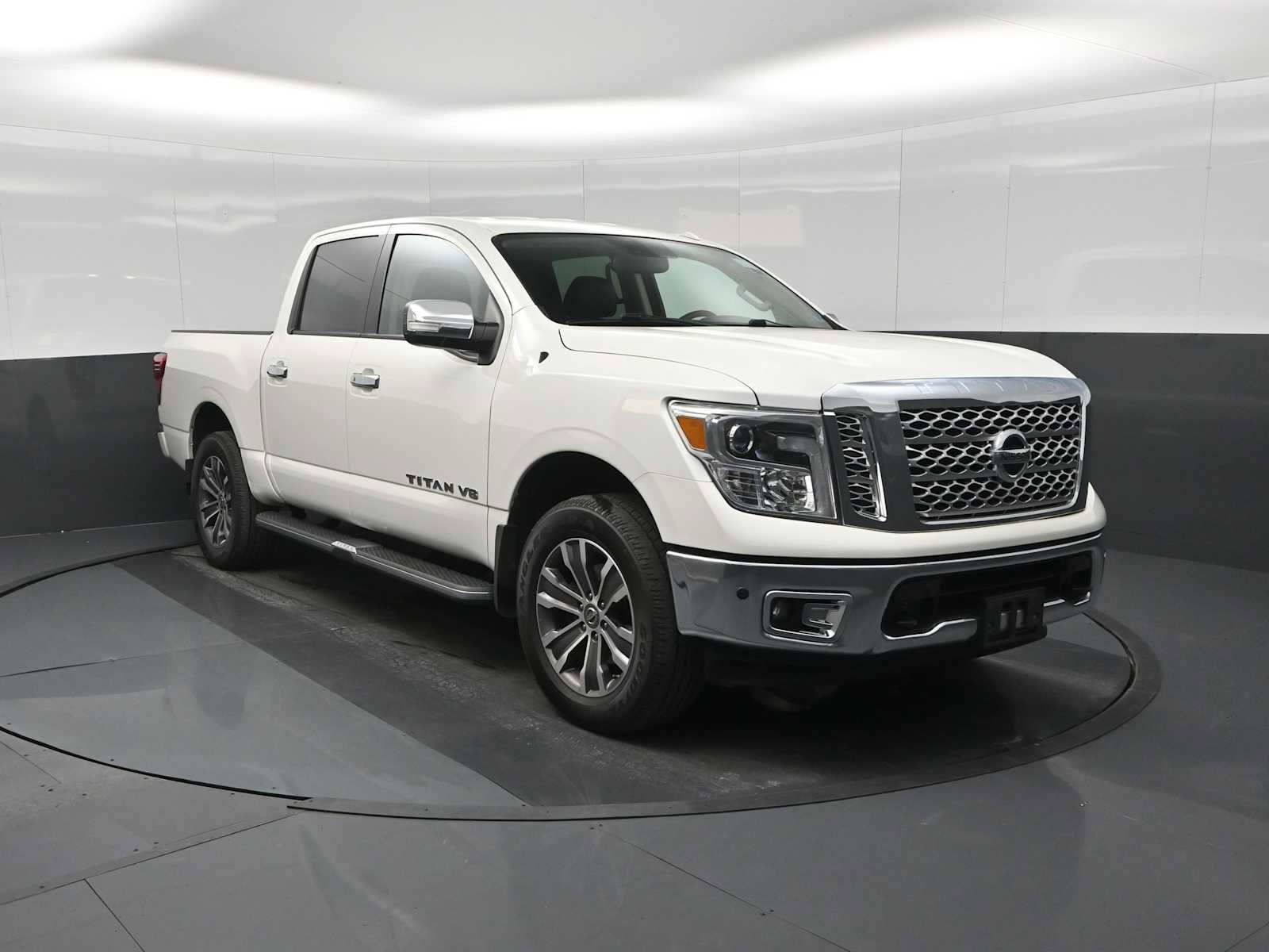 Used 2019 Nissan Titan SL image 2