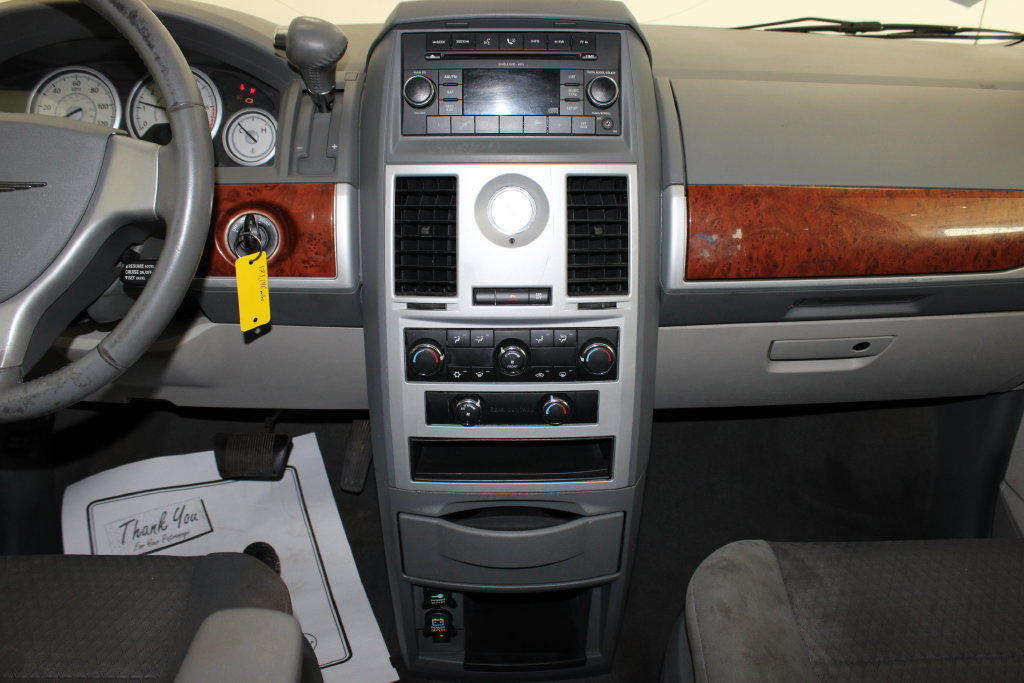 Used 2009 Chrysler Town & Country Touring FWD image 14