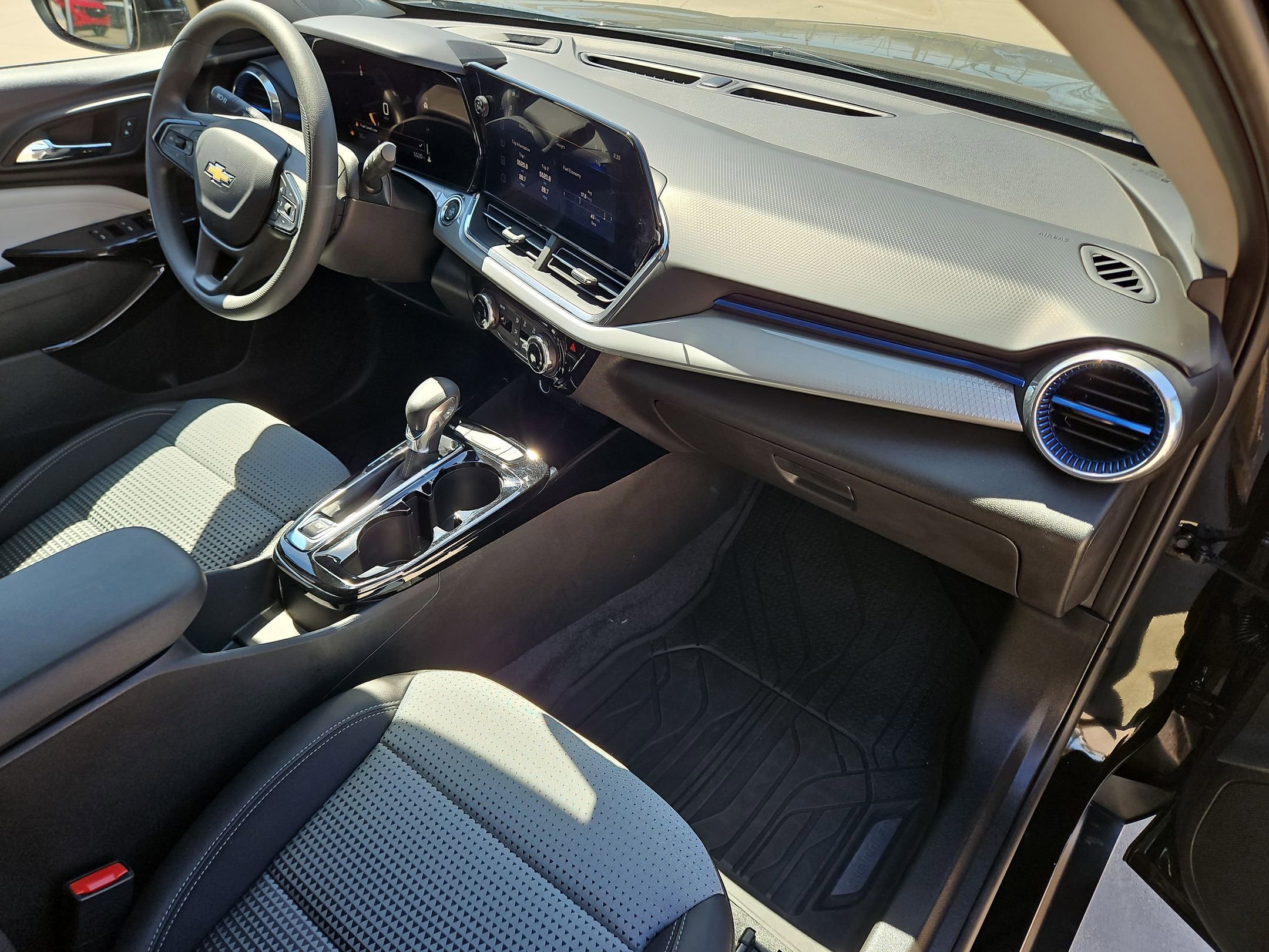 Certified 2025 Chevrolet Trax LT image 29