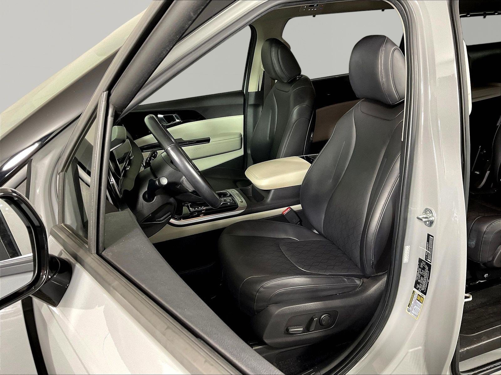 Used 2023 Kia Carnival EX FWD image 21