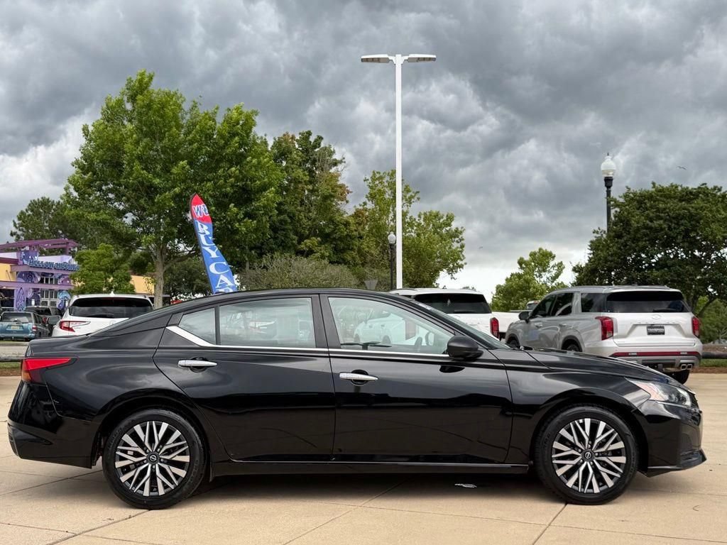 Used 2025 Nissan Altima 2.5 SV FWD image 8
