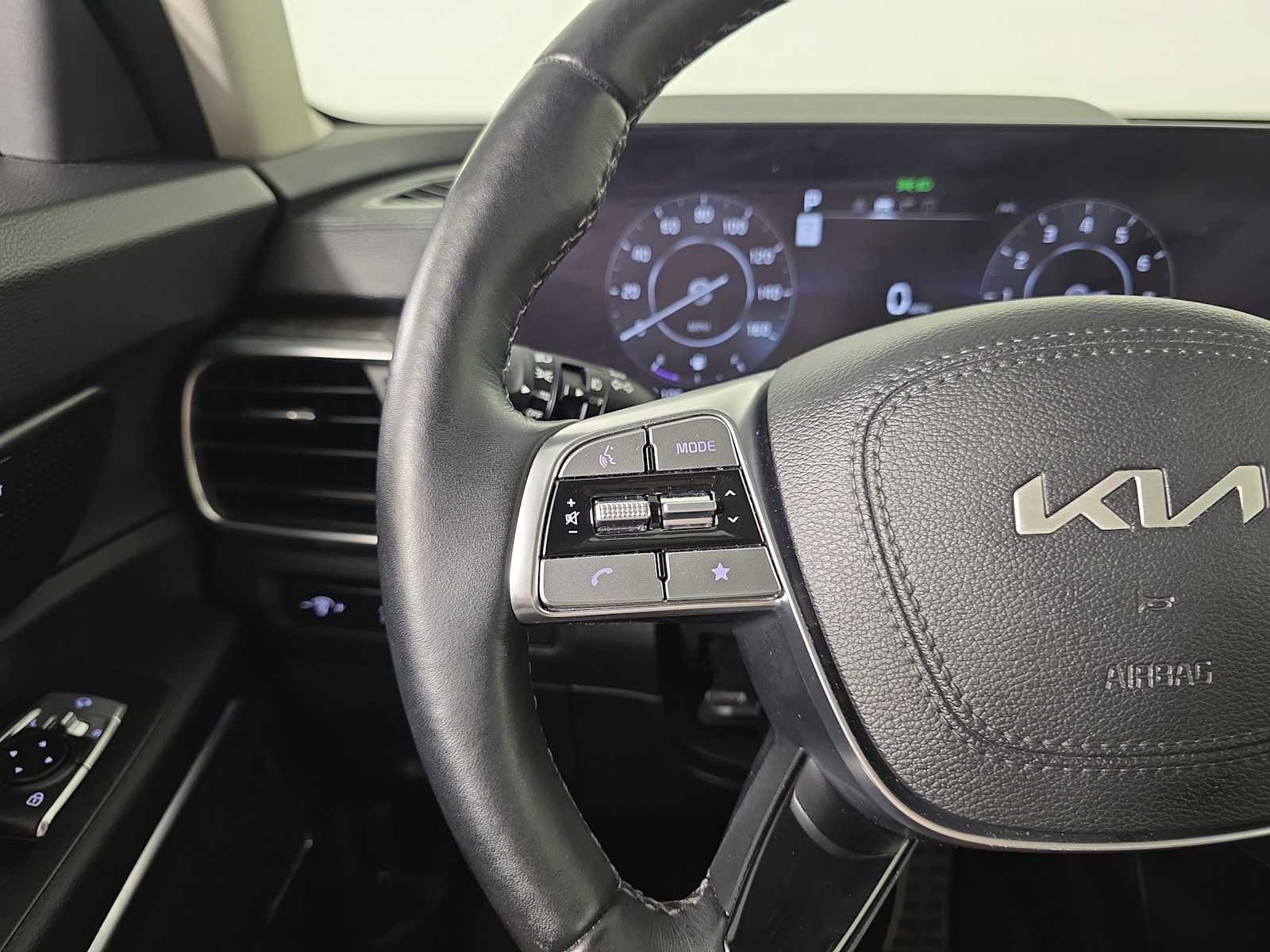 Used 2024 Kia Telluride SX w/ Towing Package image 40