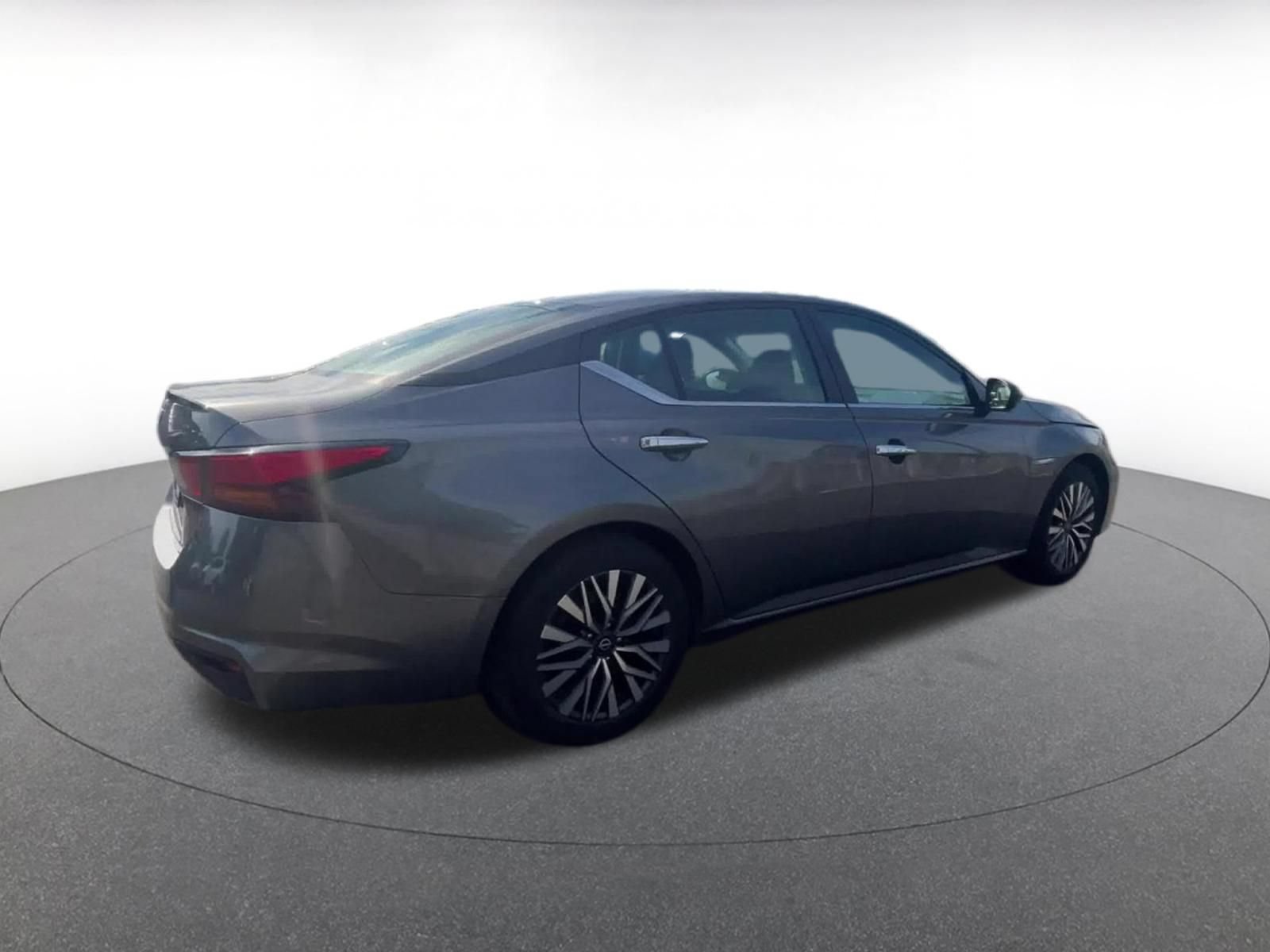 Used 2025 Nissan Altima 2.5 SV FWD image 11