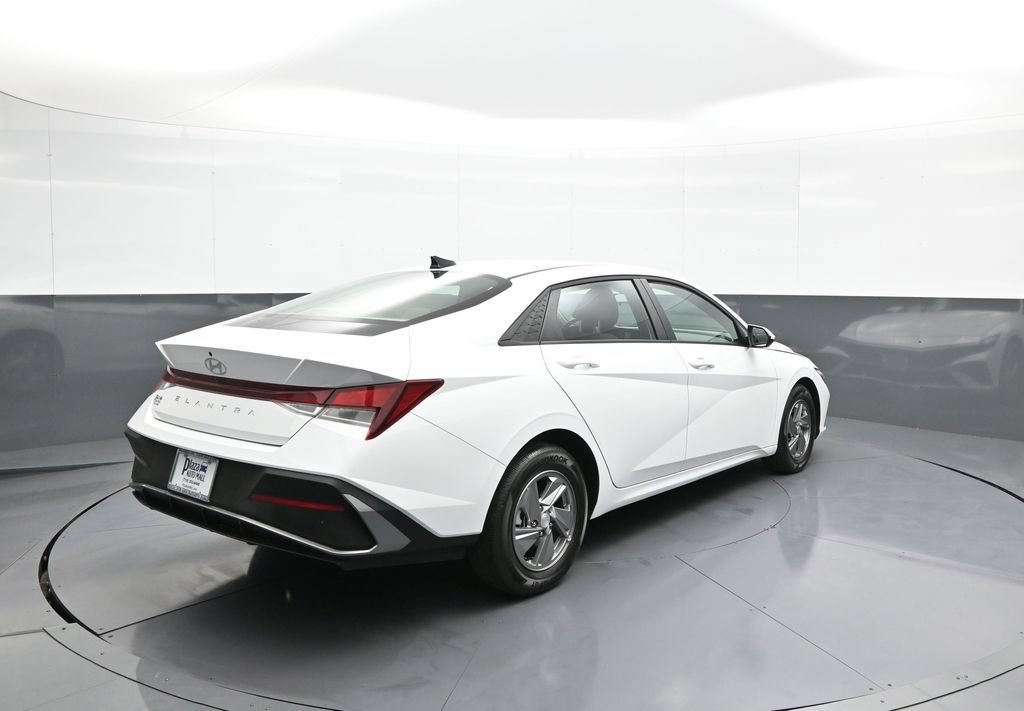 Certified 2025 Hyundai Elantra SE w/ Cargo Package FWD image 6