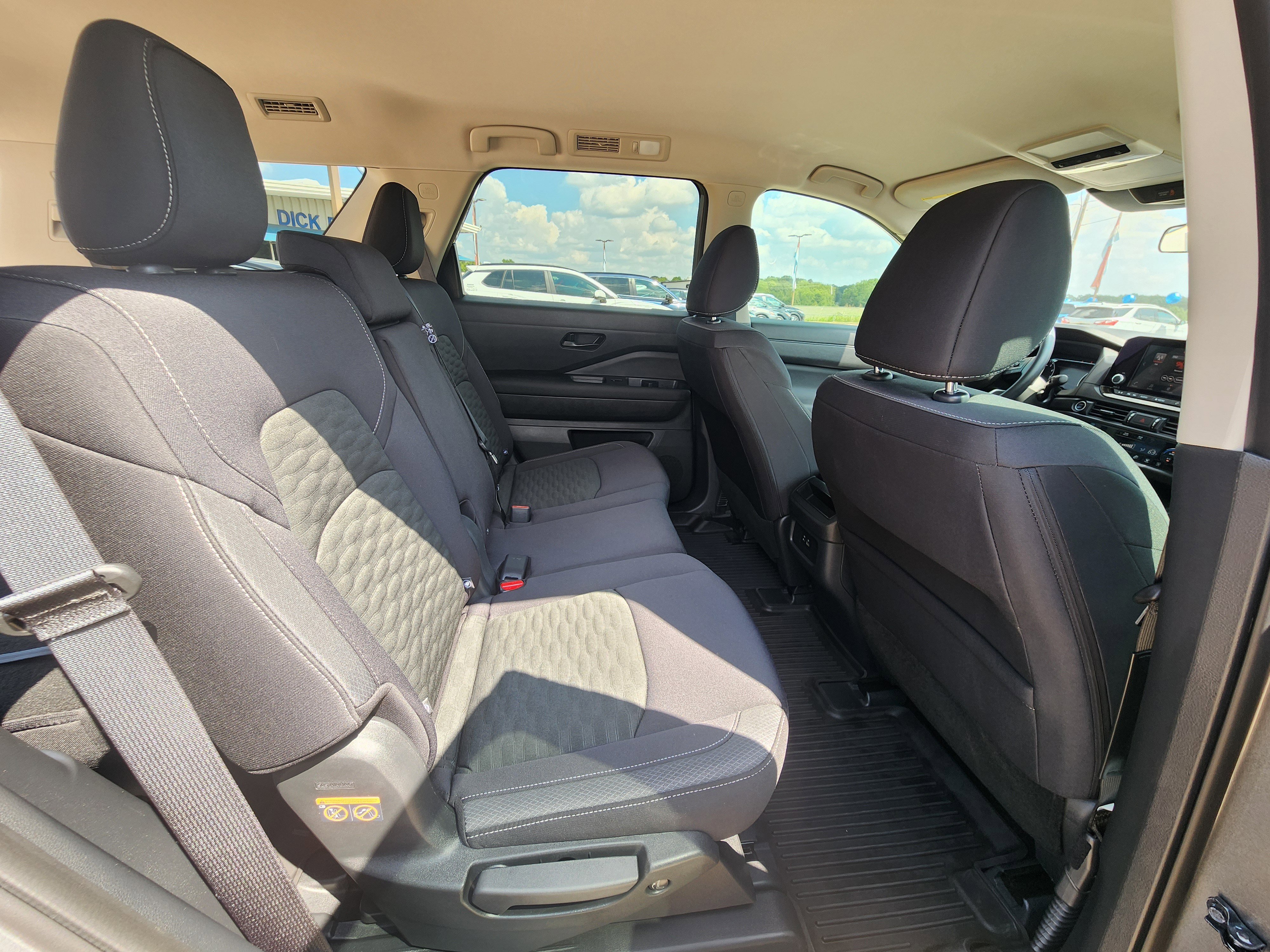 Used 2024 Nissan Pathfinder S image 12