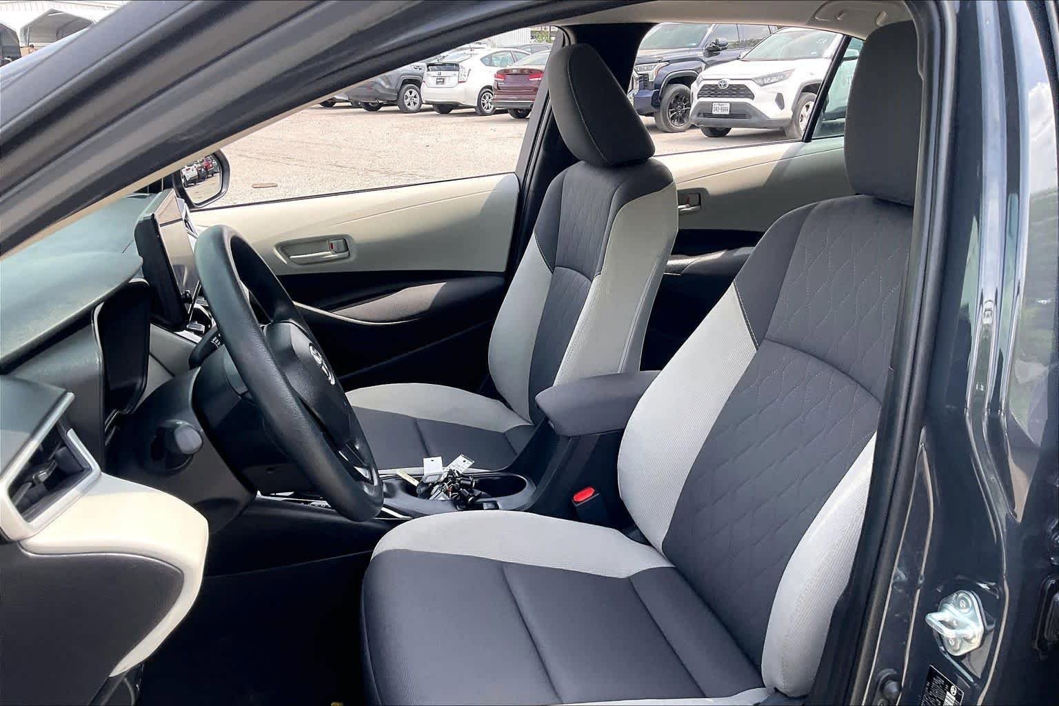 Used 2025 Toyota Corolla LE FWD image 8