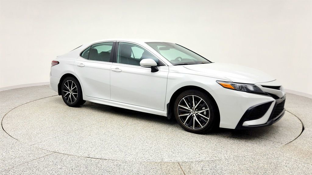 Used 2023 Toyota Camry SE FWD image 3