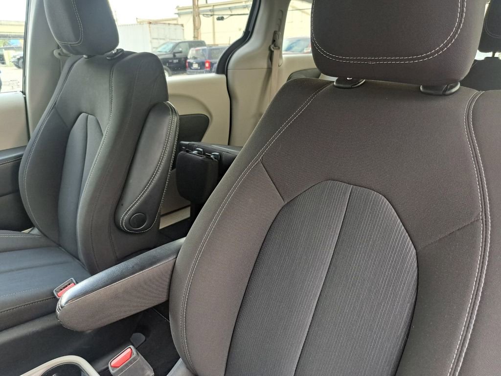 Used 2023 Chrysler Voyager LX image 17