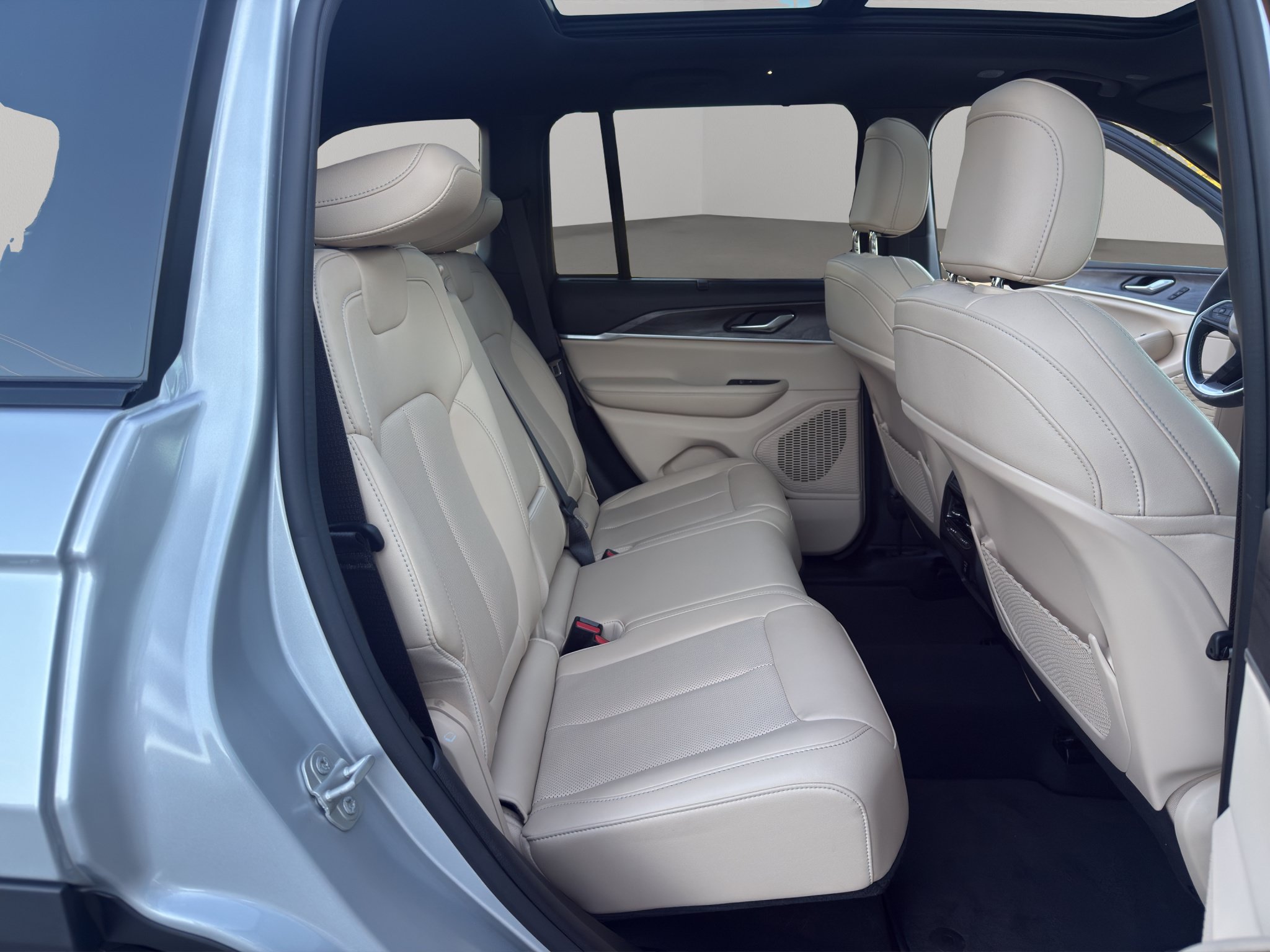 Used 2024 Jeep Grand Cherokee Limited w/ Luxury Tech Group II AWD/4WD image 18