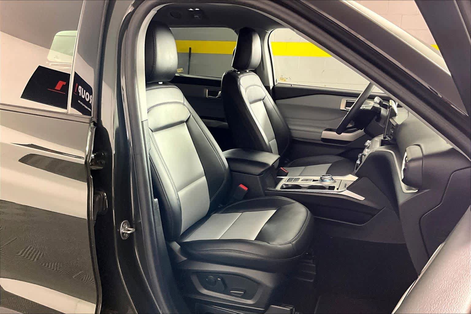 Used 2024 Ford Explorer XLT w/ Equipment Group 202A image 9