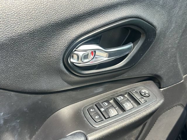 Used 2020 Jeep Cherokee Trailhawk w/ Technology Group AWD/4WD image 18