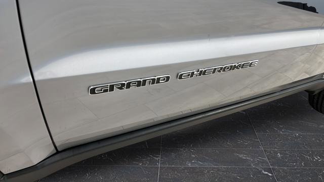 Used 2019 Jeep Grand Cherokee Laredo image 36