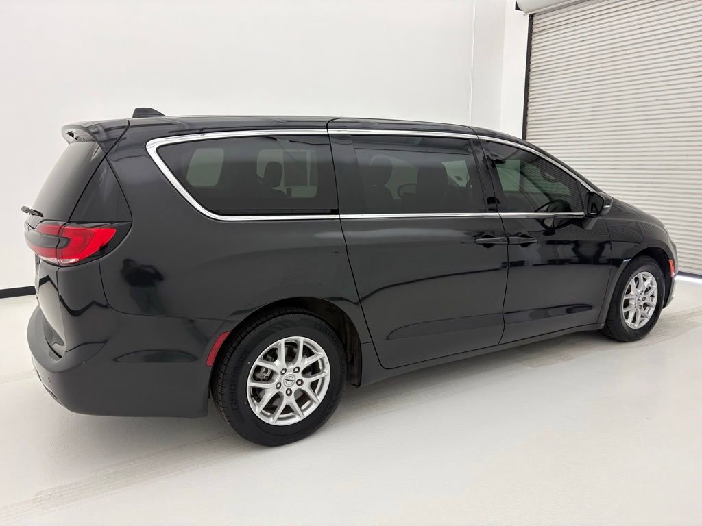 Used 2023 Chrysler Pacifica Touring-L FWD image 18