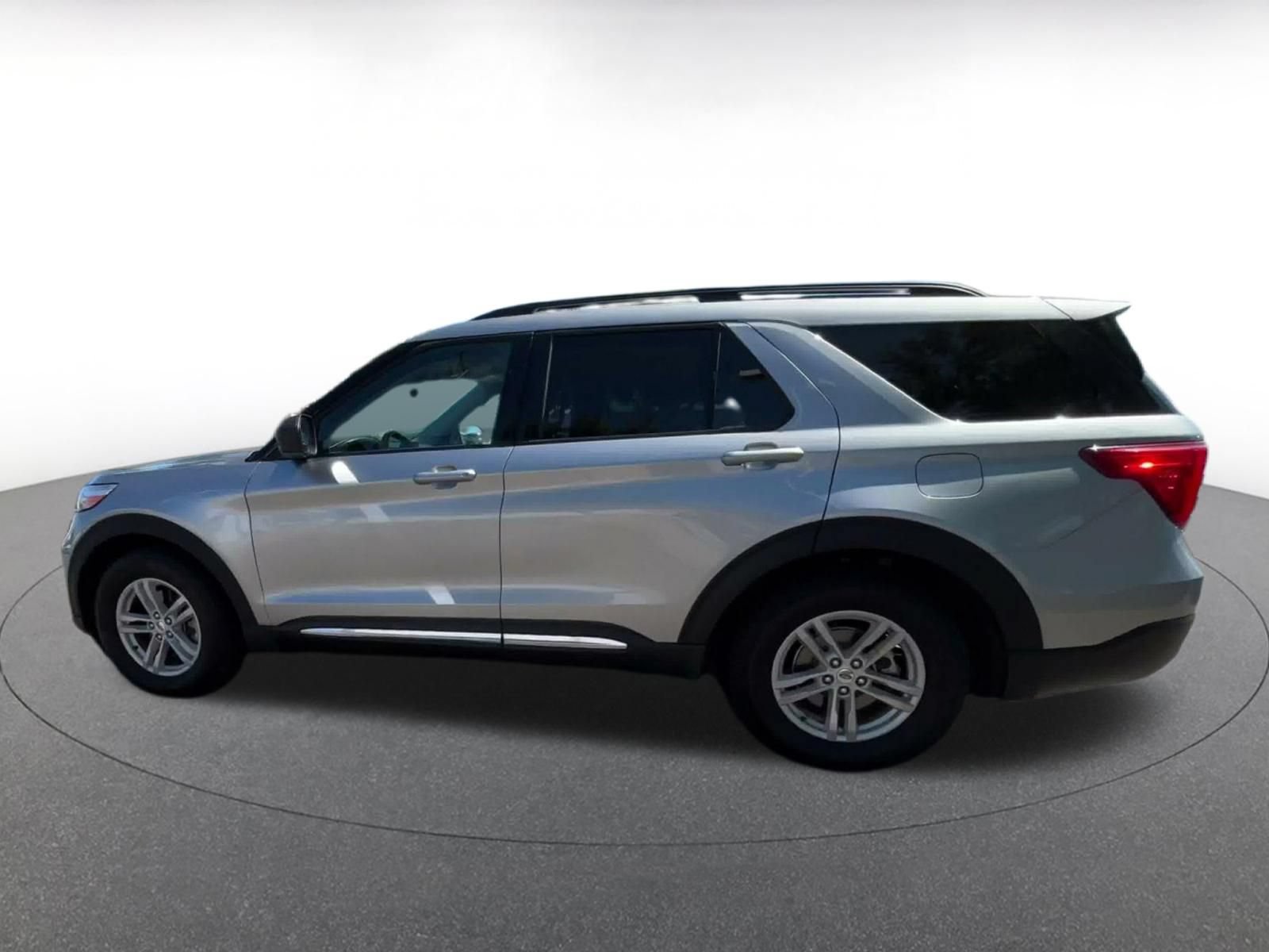 Used 2024 Ford Explorer XLT w/ Equipment Group 202A RWD image 7