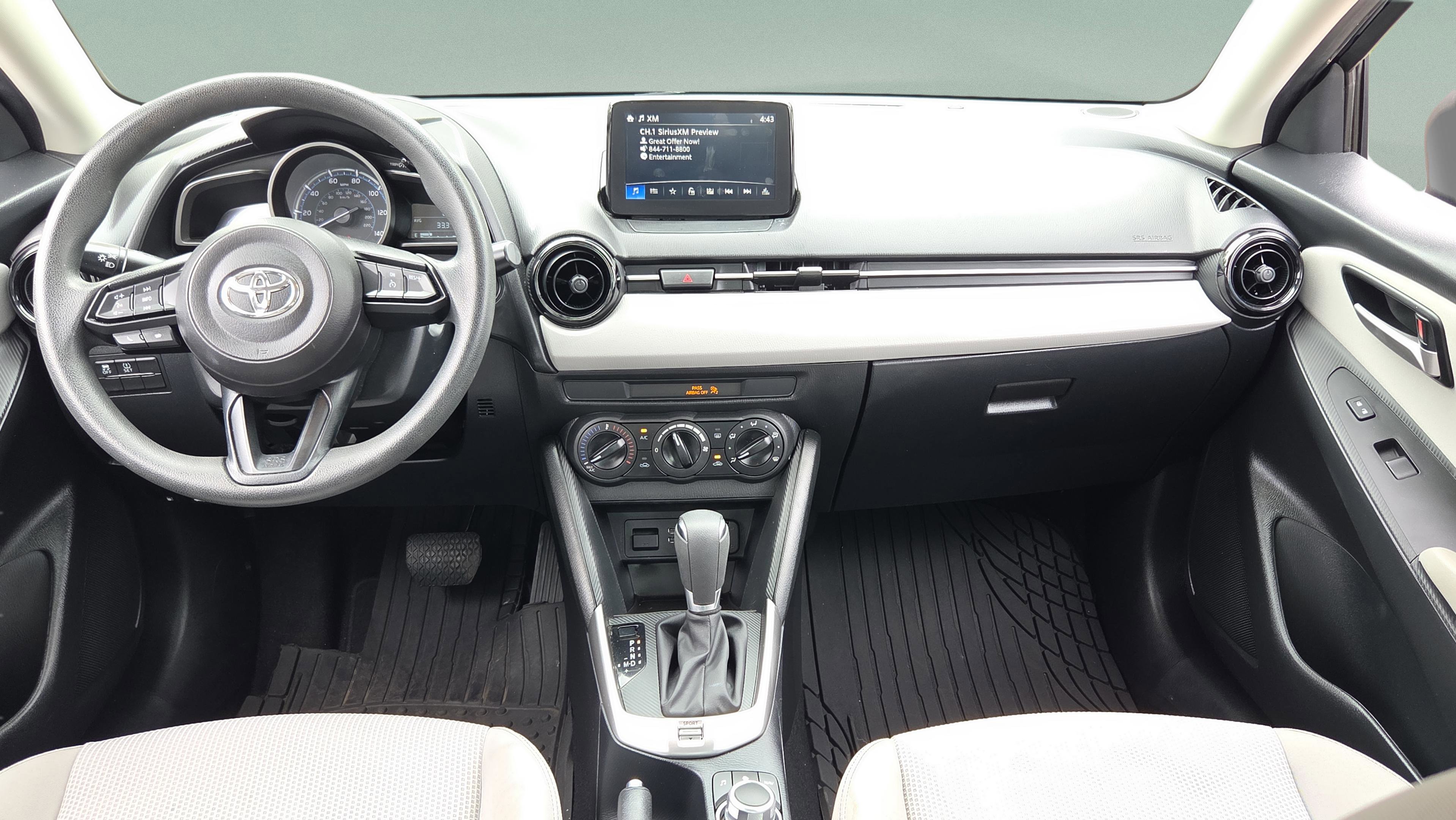 Used 2020 Toyota Yaris L image 14