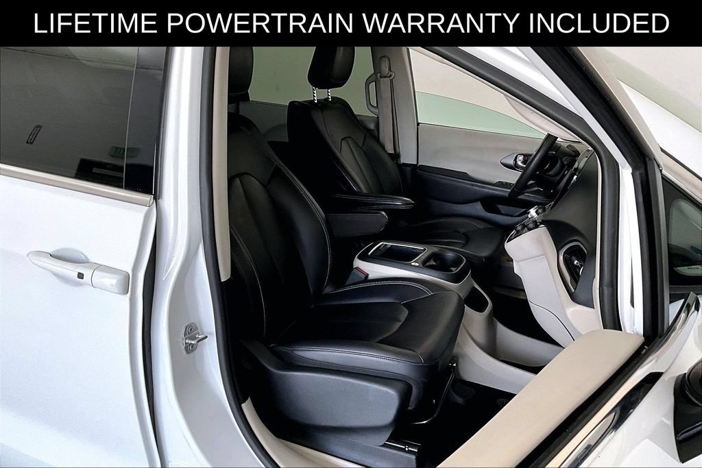 Used 2024 Chrysler Pacifica Touring-L FWD image 9