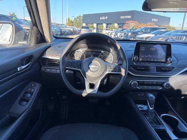 Used 2024 Nissan Altima 2.5 SV FWD image 14