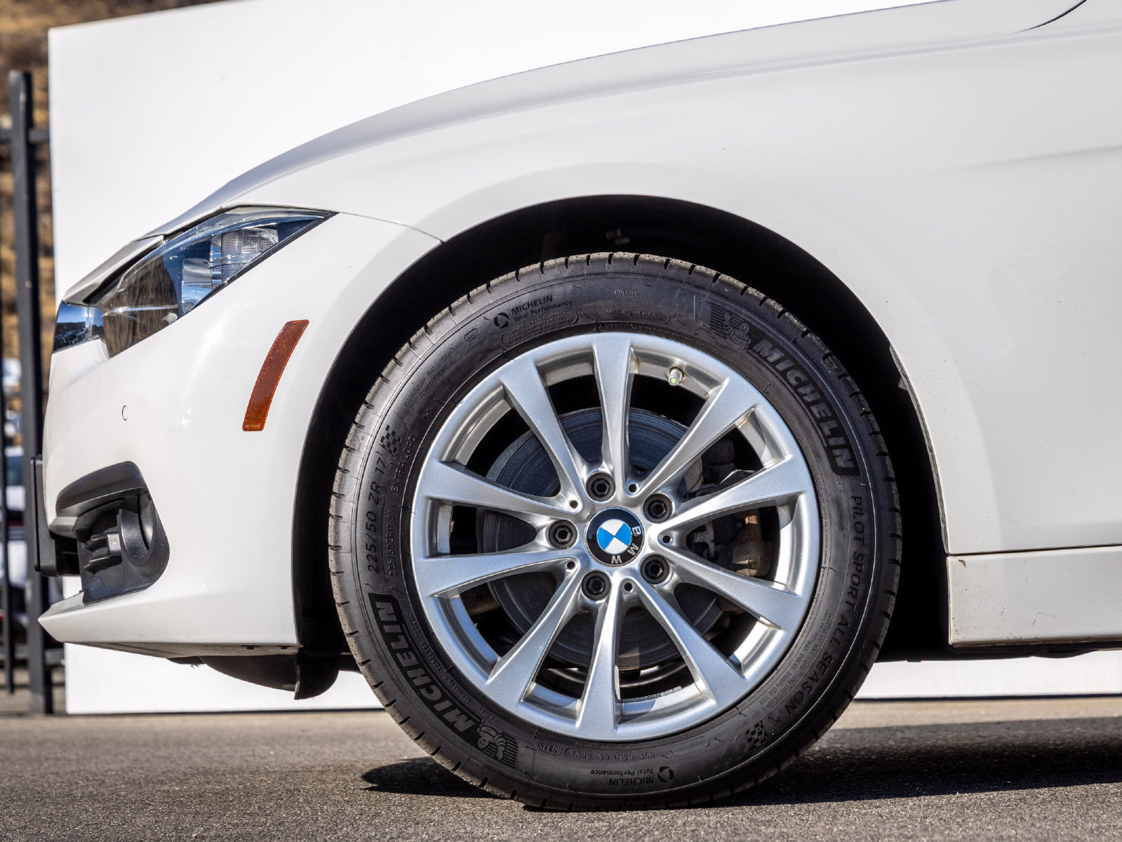 Used 2017 BMW 320i Sedan RWD image 3