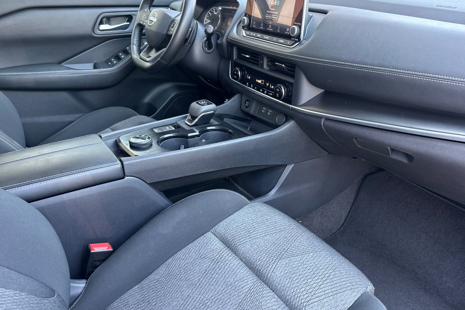 Used 2025 Nissan Rogue SV AWD/4WD image 34