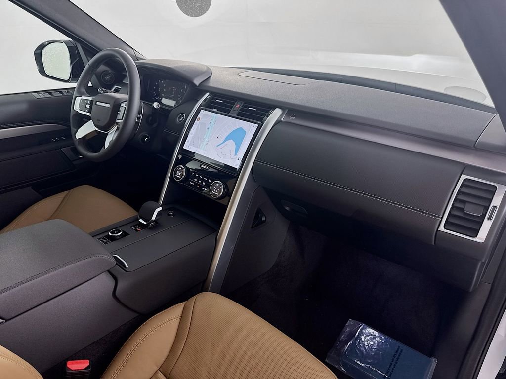 New 2025 Land Rover Discovery Dynamic SE image 29