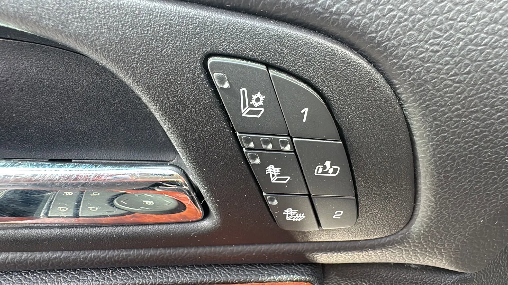 Used 2010 Chevrolet Tahoe LTZ image 19