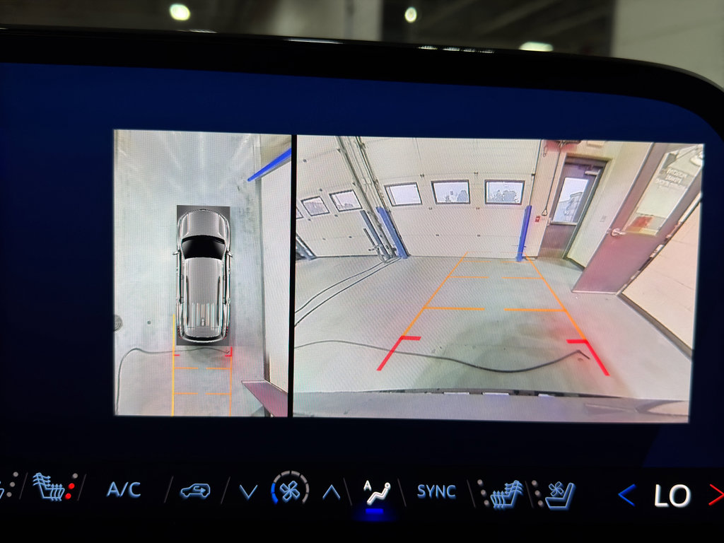 Used 2025 Chevrolet Traverse RS image 34