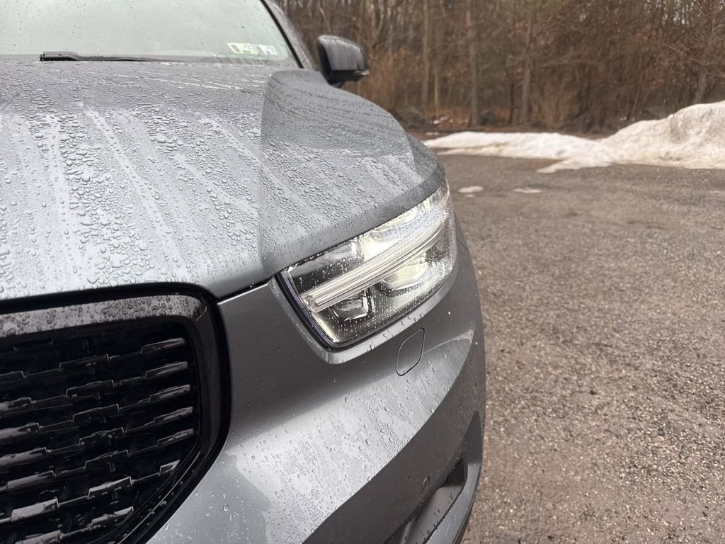 Used 2019 Volvo XC40 T5 R-Design image 3