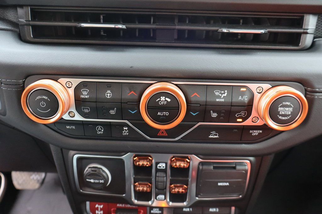 Used 2025 Jeep Gladiator Mojave w/ Convenience Group image 11