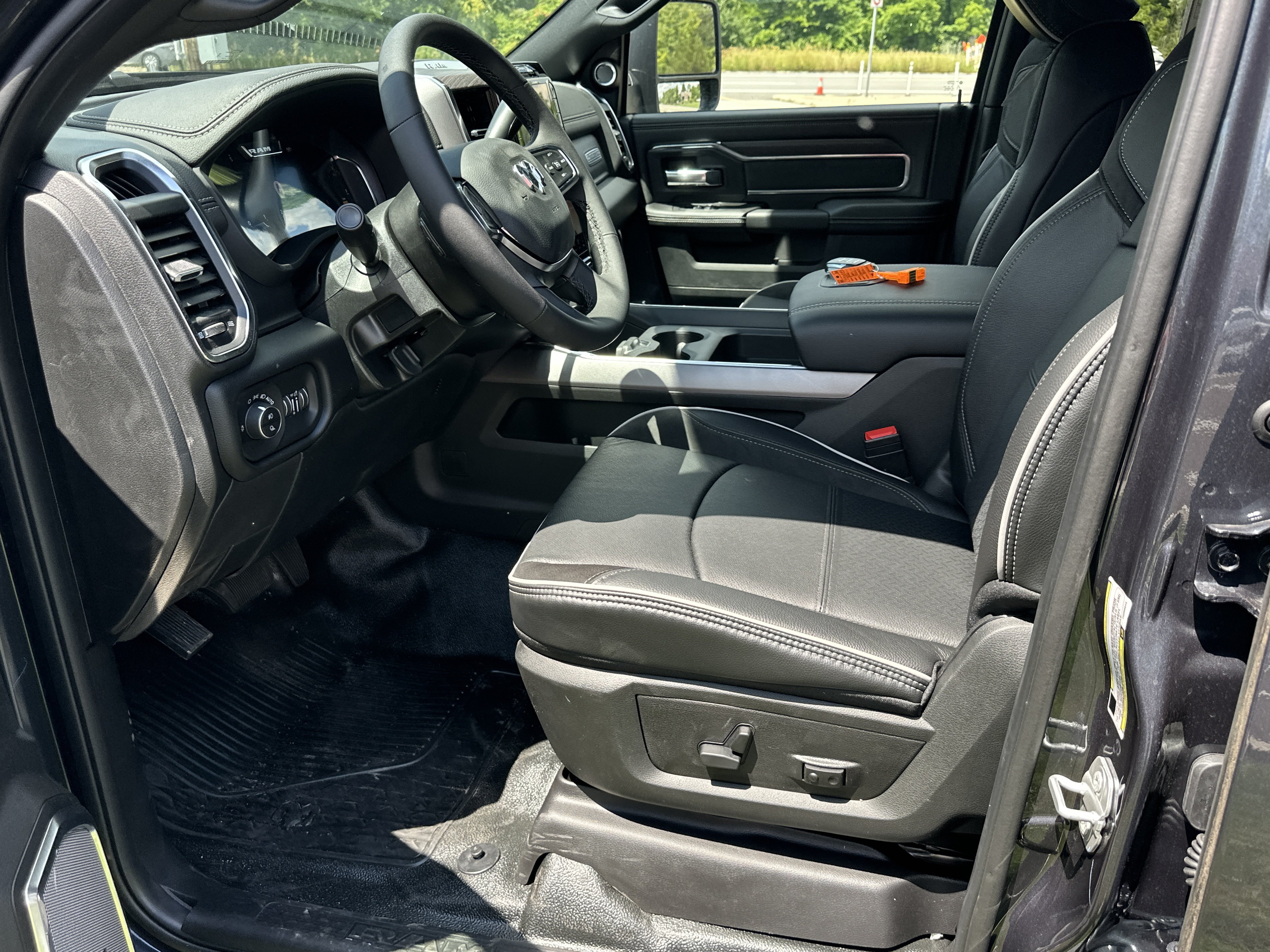 New 2026 RAM 5500 4x4 Crew Cab w/ Laramie Trim Package image 28