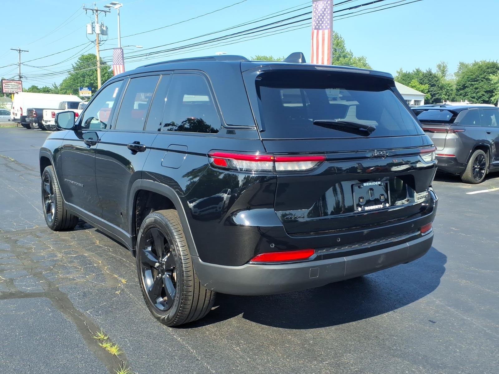 Certified 2023 Jeep Grand Cherokee Limited w/ Black Appearance Package AWD/4WD image 5