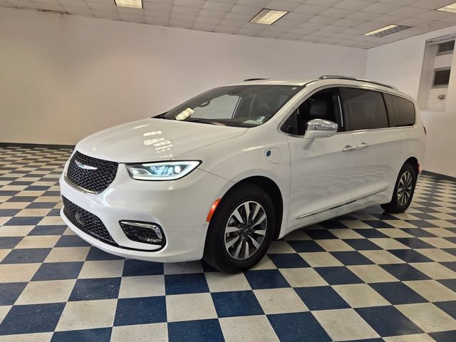 Used 2021 Chrysler Pacifica Limited w/ Uconnect Theater Family Group FWD image 3