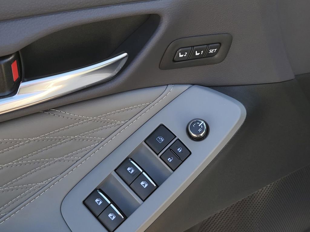 Used 2021 Toyota Avalon Limited image 17