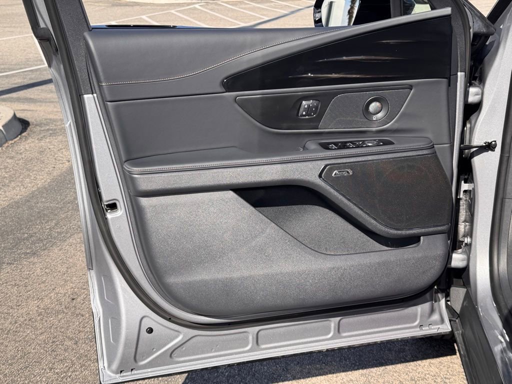 Used 2025 Lincoln Nautilus Reserve w/ Jet Appearance Package image 16