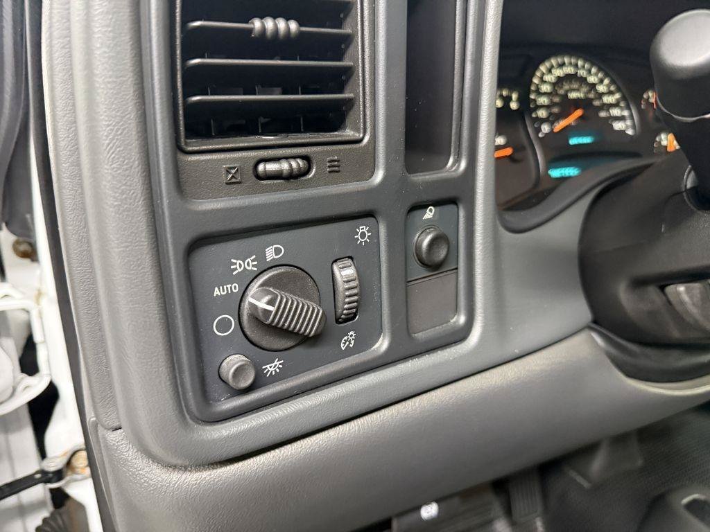 Used 2005 GMC Sierra 2500 W/T AWD/4WD image 21