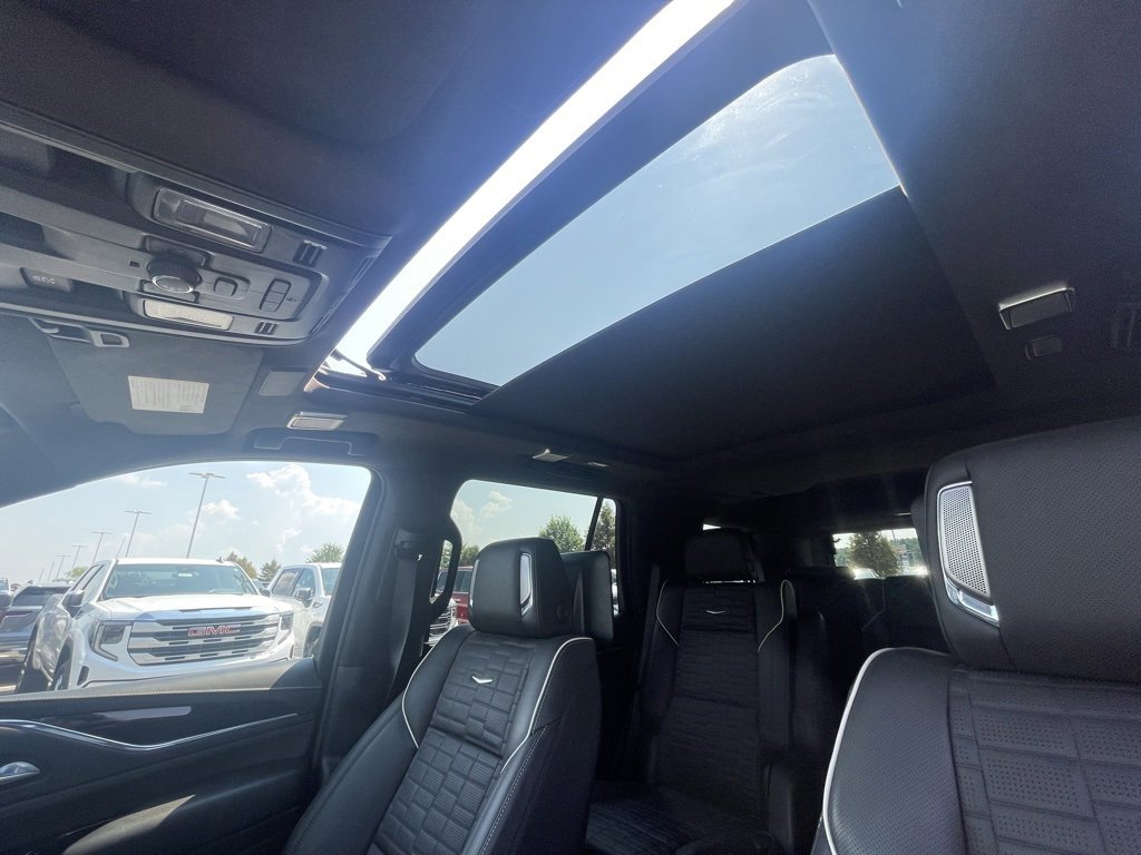 Used 2024 Cadillac Escalade V w/ LPO, ONYX Package image 24