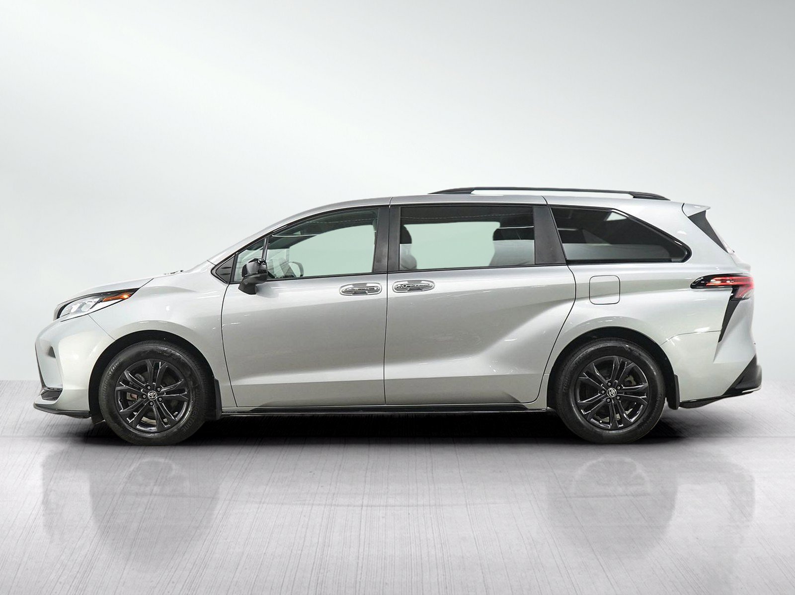 Used 2025 Toyota Sienna XSE AWD/4WD image 2