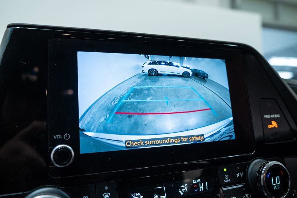 Used 2023 Toyota Highlander LE FWD image 25