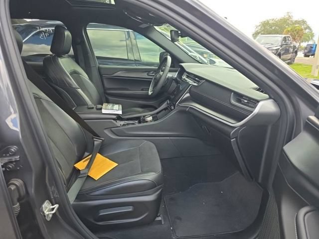 Used 2023 Jeep Grand Cherokee Altitude AWD/4WD image 8