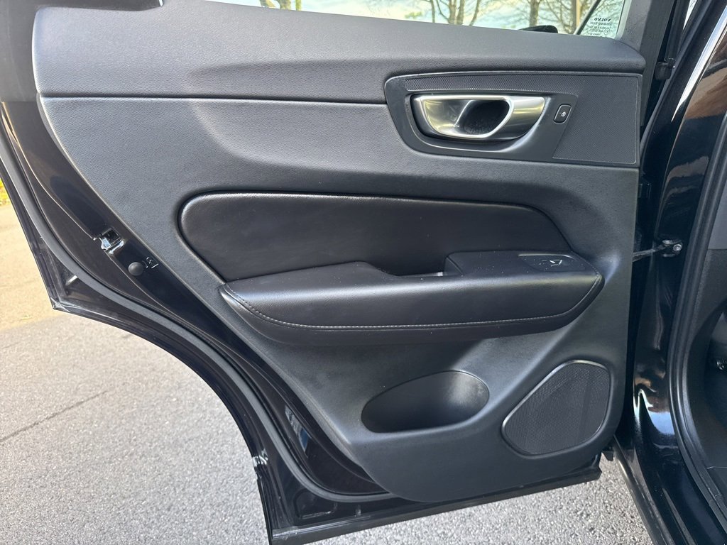 Used 2023 Volvo XC60 B5 Plus image 16