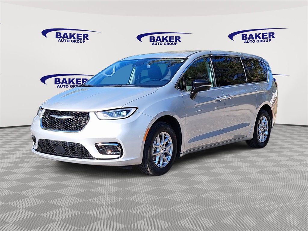 Used 2024 Chrysler Pacifica Touring-L image 7