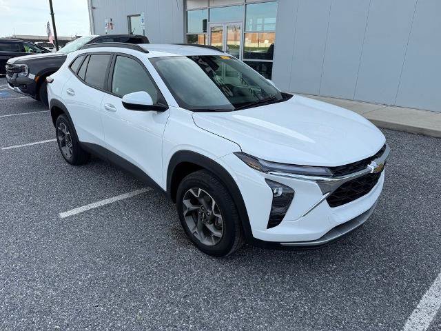 Used 2025 Chevrolet Trax LT w/ LT Convenience Package FWD image 2