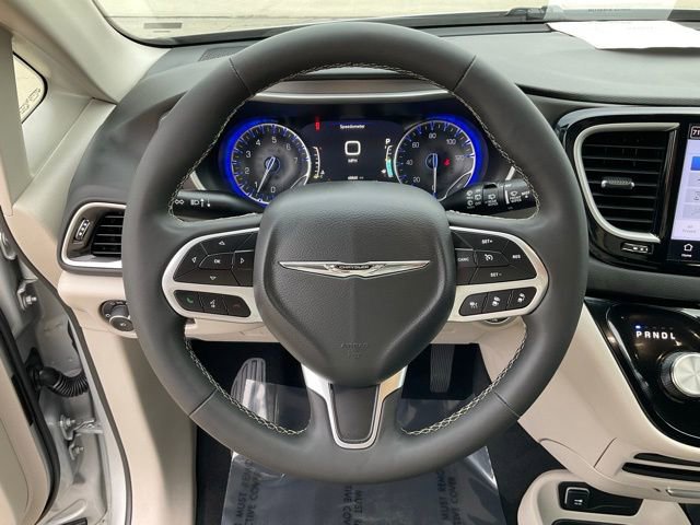 Used 2024 Chrysler Pacifica Touring-L image 14